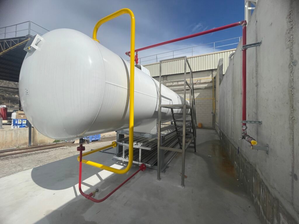 Grupo de bombeo especializado para el transporte de GNL desde los tanques de almacenamiento hasta los vaporizadores de la planta.