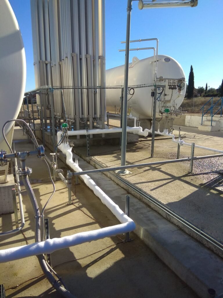 Tanques de almacenamiento criogénico de doble pared diseñados para mantener el gas natural licuado a temperaturas extremas de