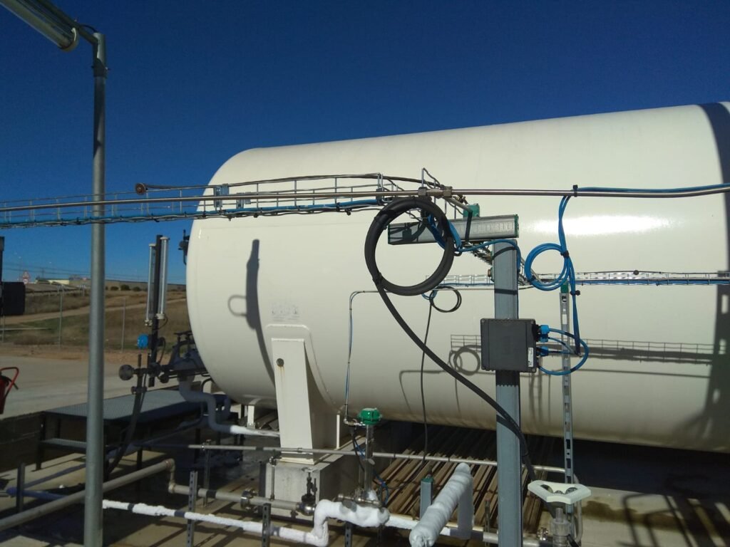 Brazos de carga criogénicos en una bahía de transferencia para camiones cisterna de GNL en una planta de Enercom.