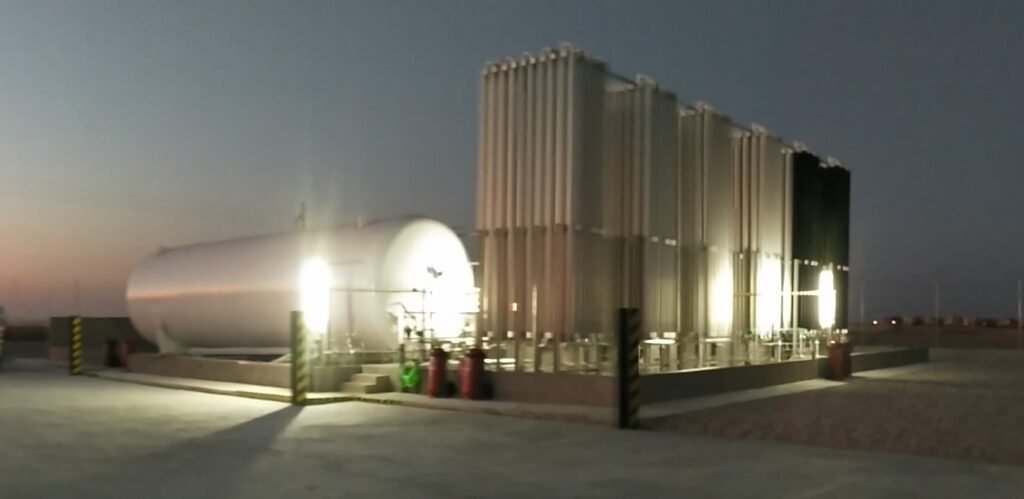 Detalle de válvulas de seguridad y colectores aislados térmicamente para la gestión de GNL en plantas industriales.