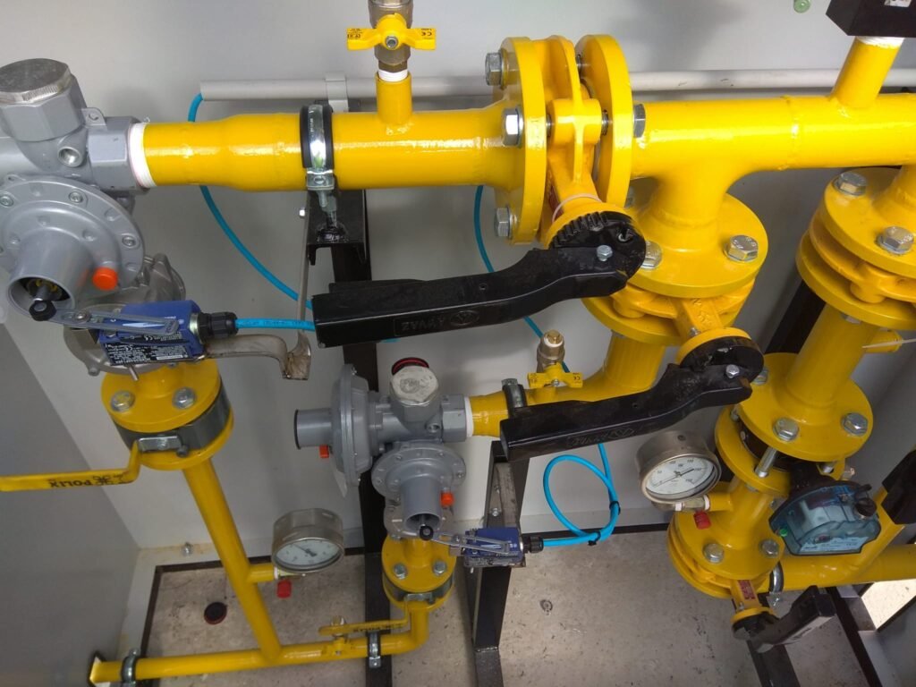 Armario metálico compacto de Enercom que contiene el sistema de filtrado, medición y regulación de gas para una red comercial.