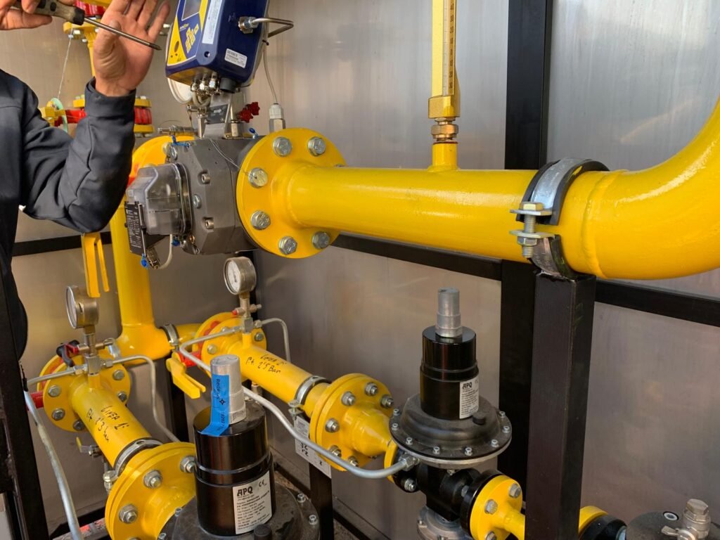 Técnico especializado de Enercom revisando los manómetros y conexiones de una estación de gas para garantizar la seguridad operativa.