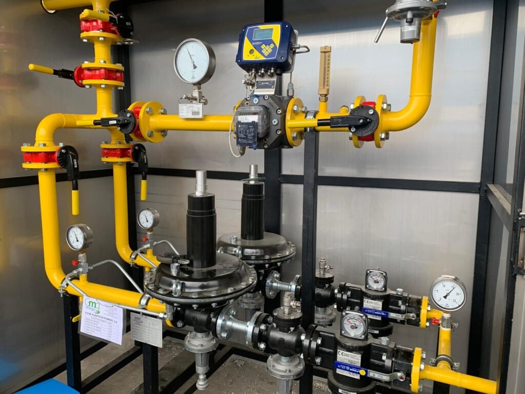 Medidor de gas industrial de alta precisión instalado en una línea de transporte para la monitorización de caudal y consumo.