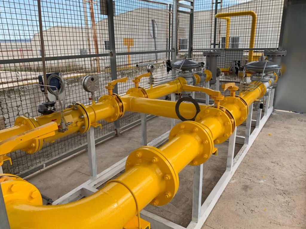 Vista superior de la disposición de líneas de reserva y bypass en una estación de regulación de gas diseñada por Enercom.