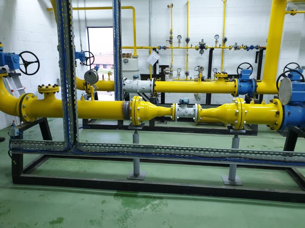 Panorámica de una estación de regulación y medida de gas natural instalada en un recinto vallado exterior para suministro industrial.